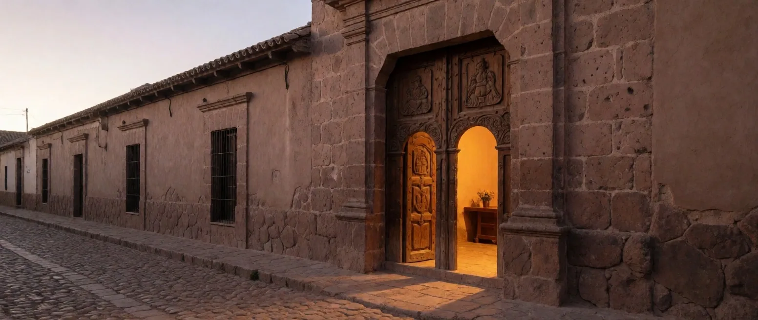 Puerta de bodega en Mendoza al atardecer